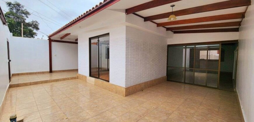 Excelente Casa Esquina