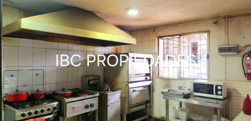 CASA CON LOCAL COMERCIAL
